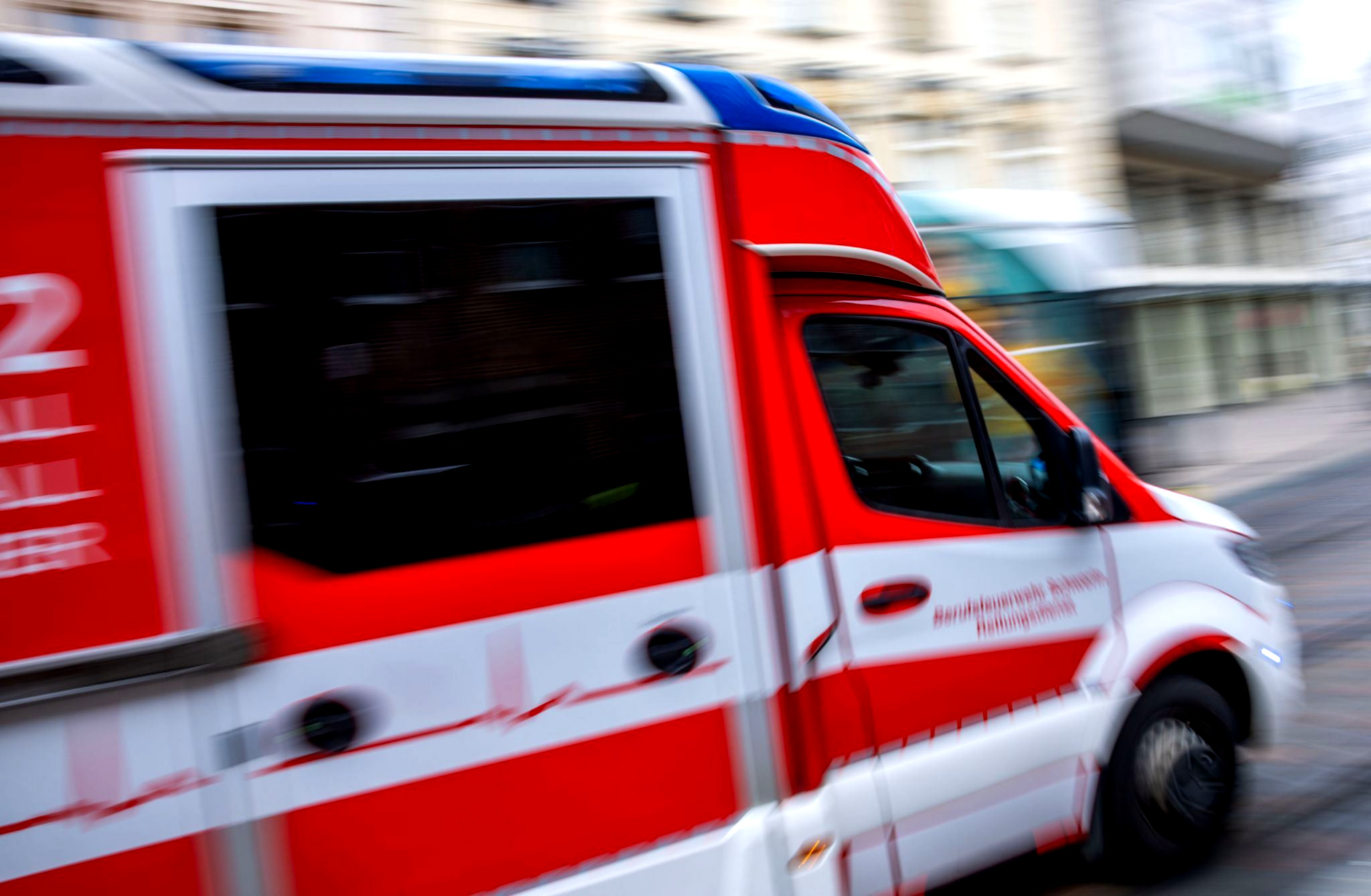 Auto trifft Mann, schwere Verletzungen.