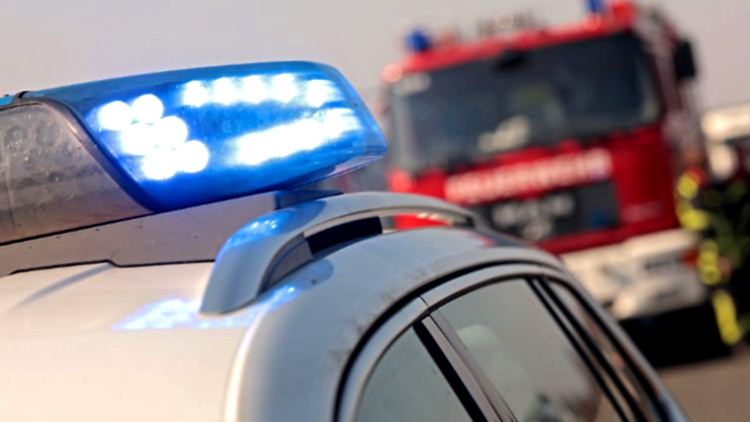 Feuer zerstört Mähdrescher und Acker.