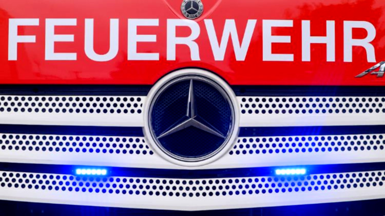Rauchschwaden über brennendem Recyclinghof steigen.