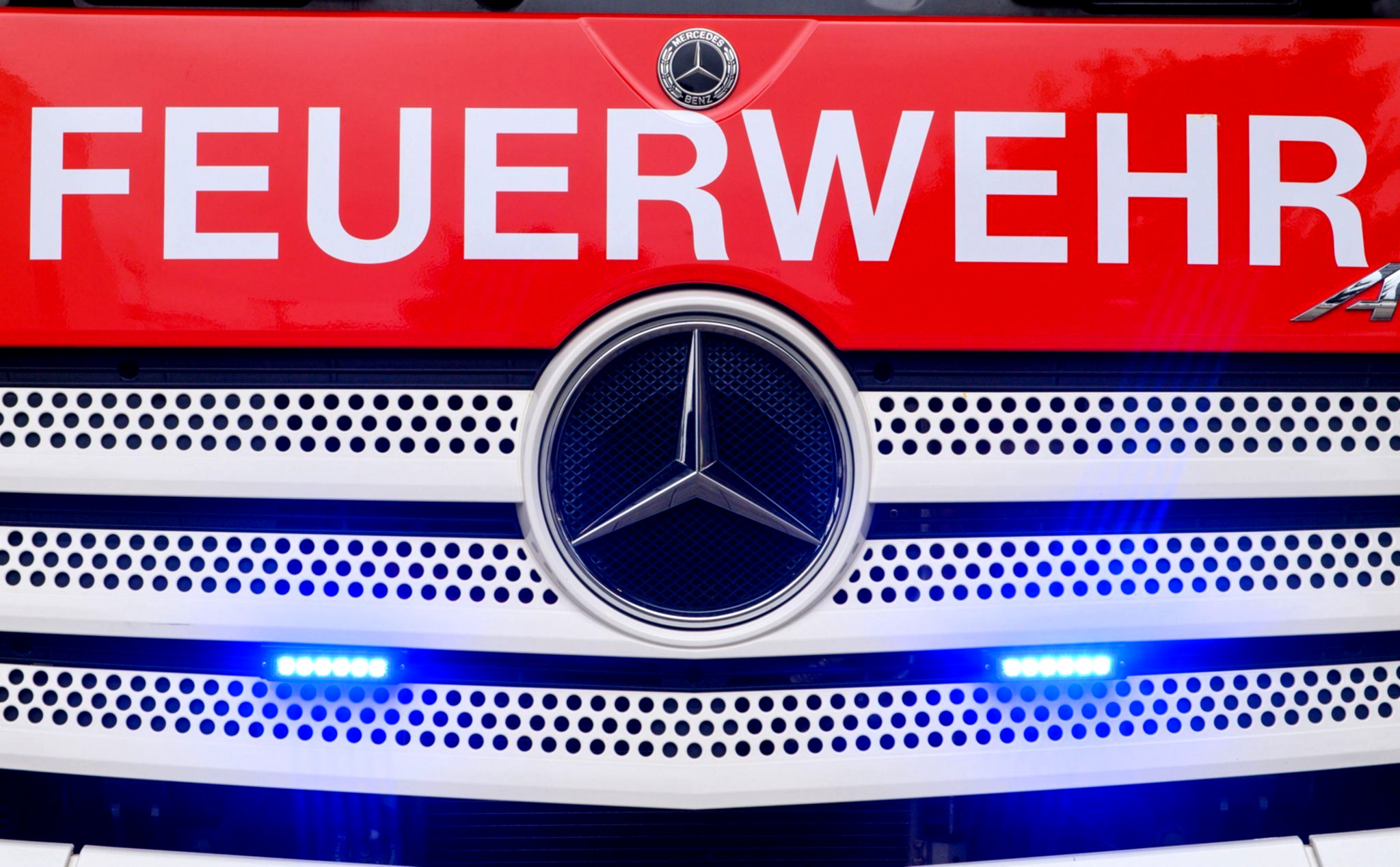 Flammen lodern in Recyclinglager Weißenfels.