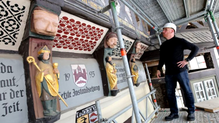 Gerüst verdeckt Rathausfassade teilweise sichtbar.