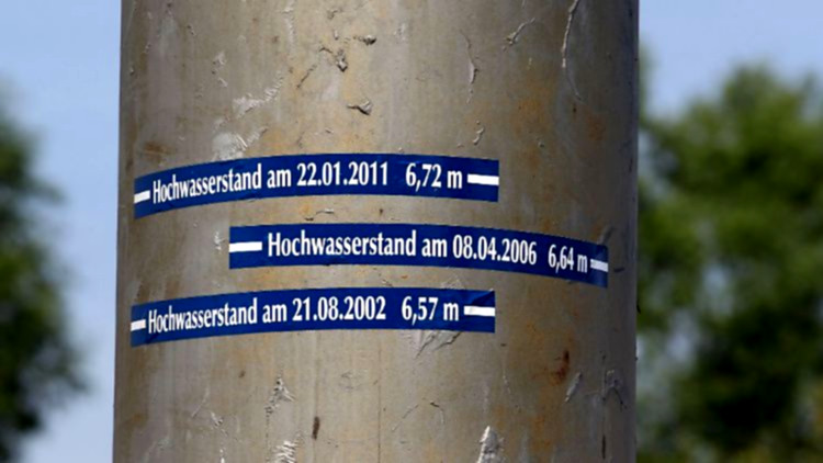Kinder simulieren Hochwasser und Lösungen.