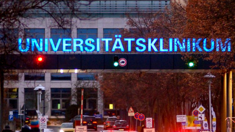 Krankenhausflur mit besorgten Ärzten diskutierend
