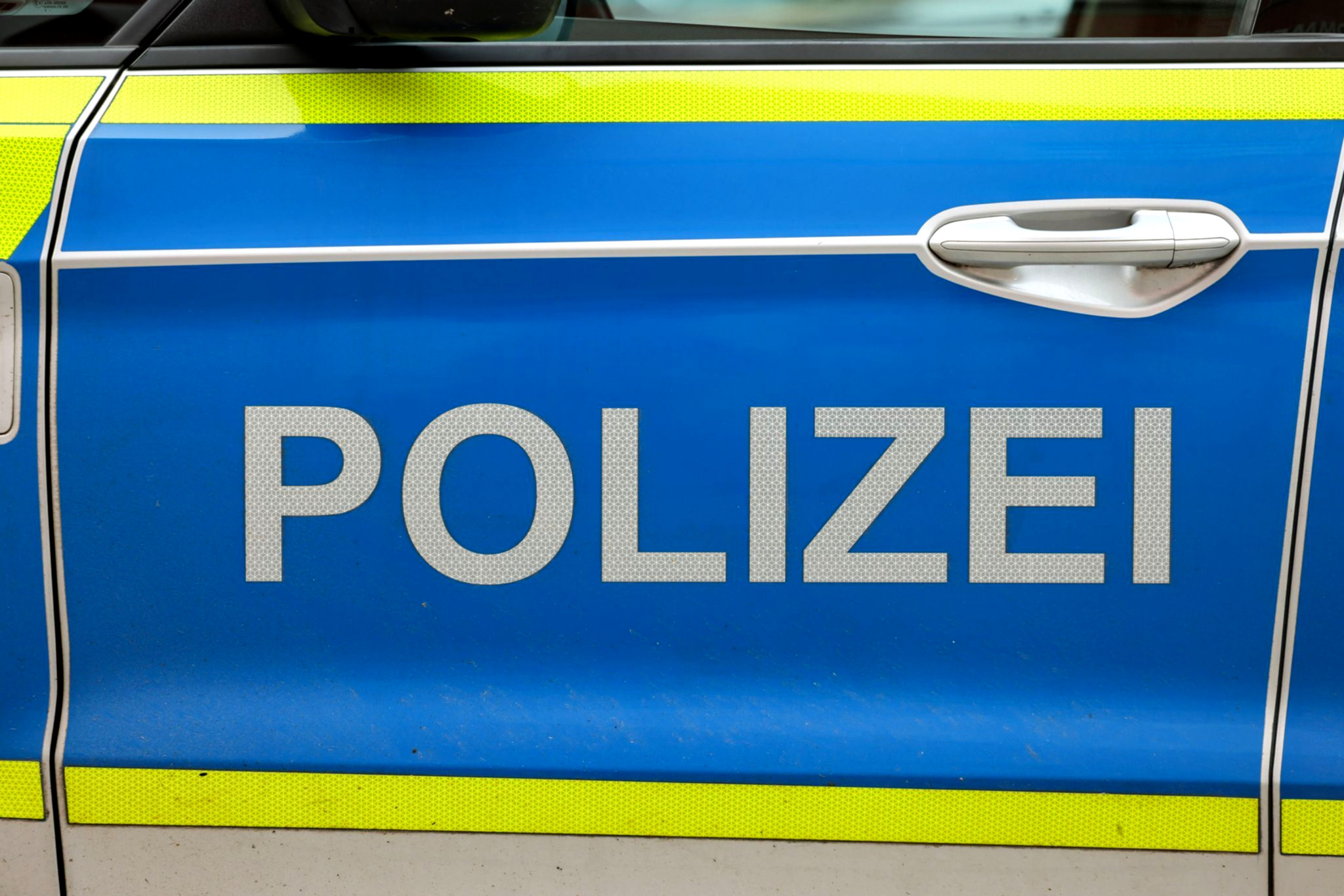Lastwagen und Auto blockieren Autobahn.