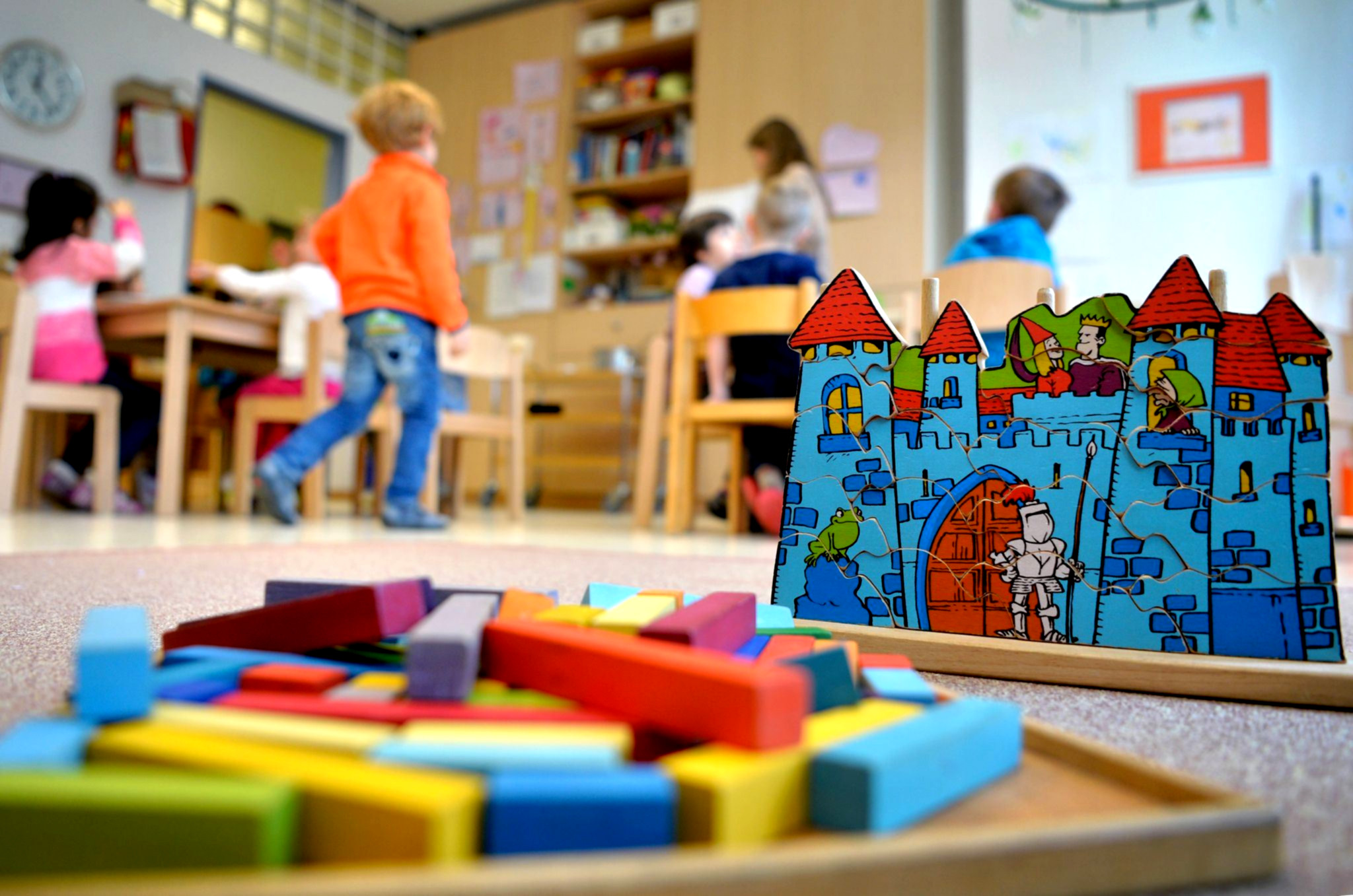 Leere Kita-Stühle warten auf Kinder.