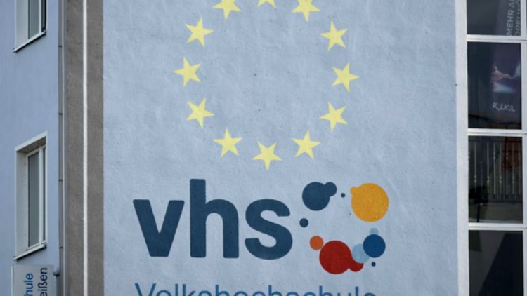 Lehrkräfte lernen gemeinsam an Volkshochschule.