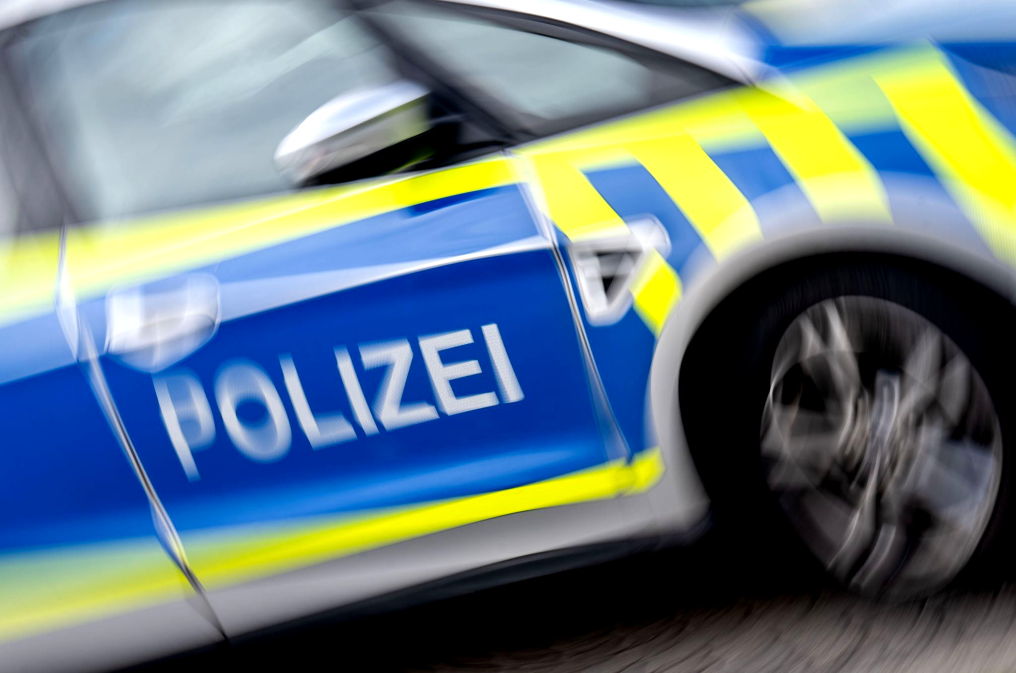 LKW blockiert Ausfahrt, Sperrung folgt.