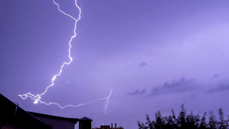 Blitze fehlen, Regen fällt stark.