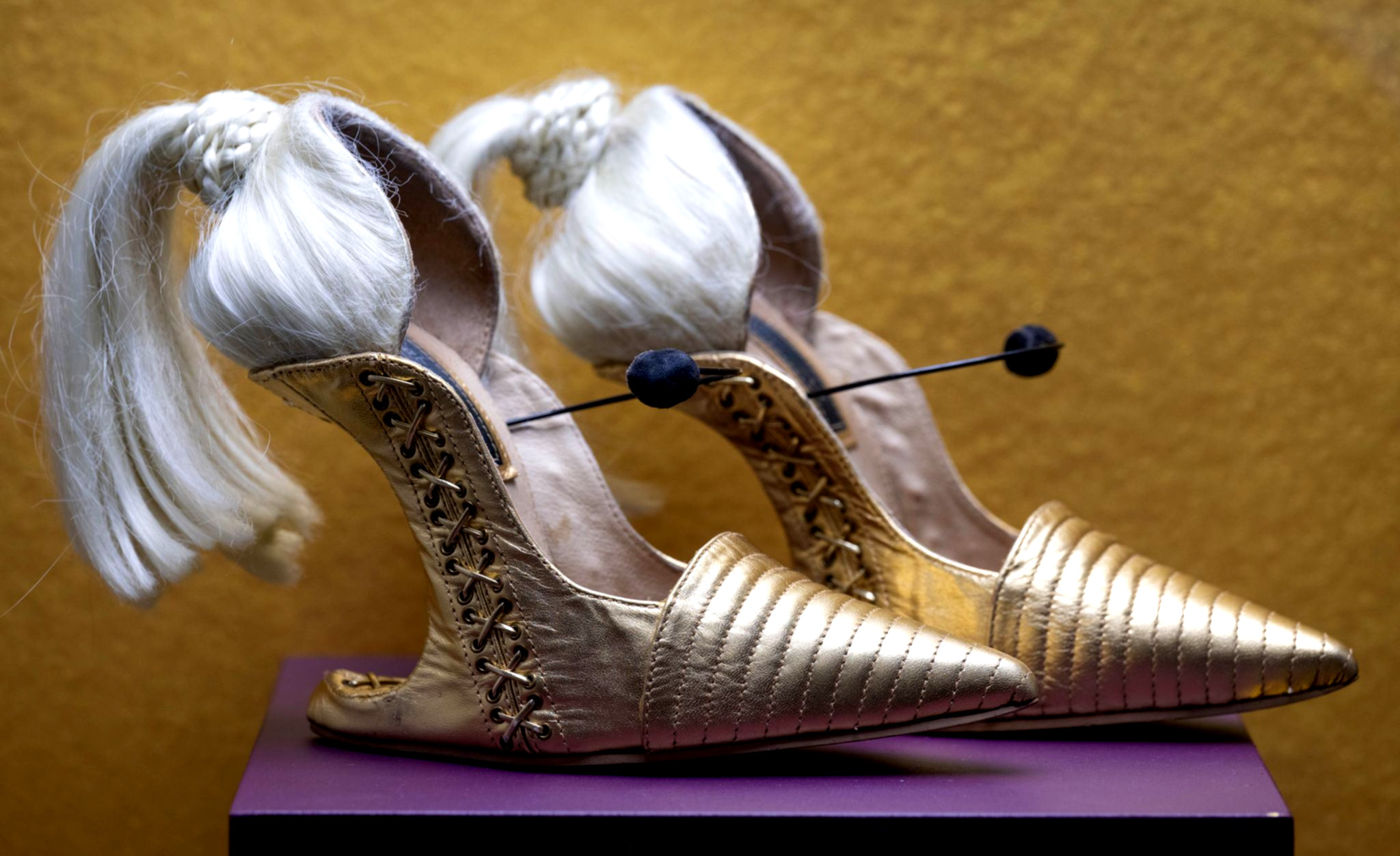 Bunte Schuhe schmücken prunkvolle Räume.