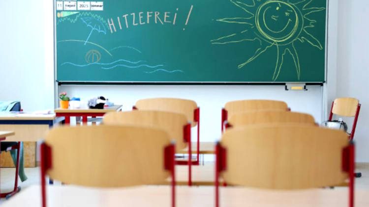 Schüler schwitzen in heißem Klassenzimmer.