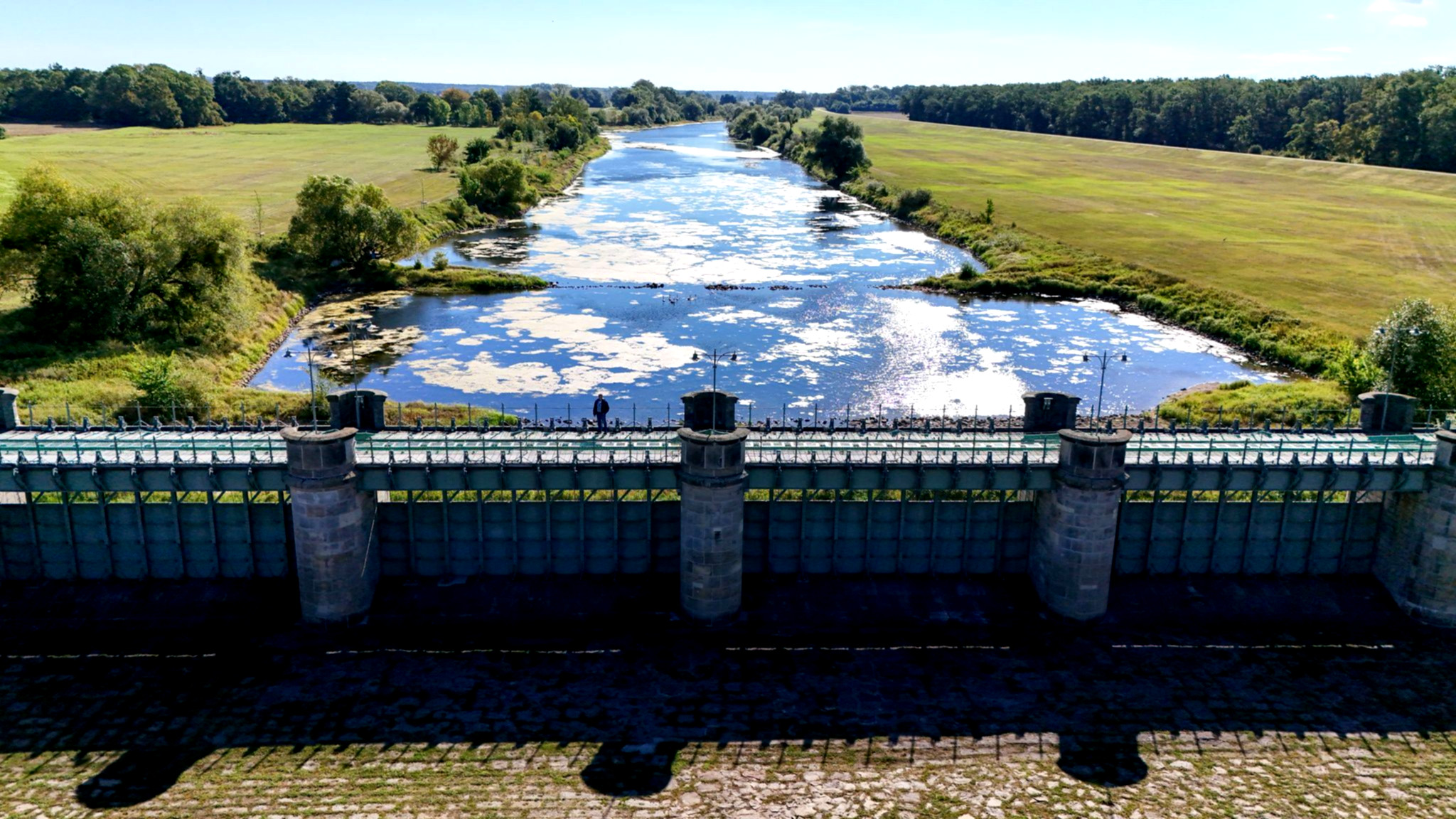 Stauwehr schützt Landschaft vor Hochwasser.